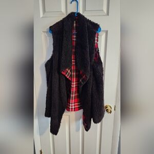 Nwt women reversible vest fluffy black and red pleated